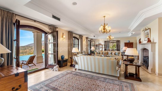 Villa for sale in El Velerin, Estepona East