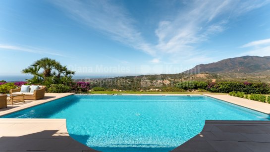 Villa for sale in El Velerin, Estepona East