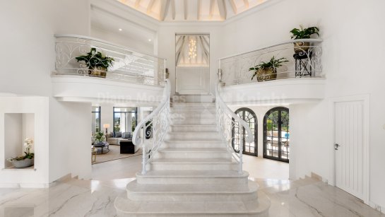 Villa for sale in Marbella Hill Club, Marbella Golden Mile