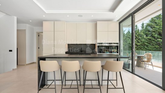 Villa for sale in La Cerquilla, Nueva Andalucia