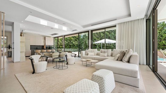 Villa for sale in La Cerquilla, Nueva Andalucia