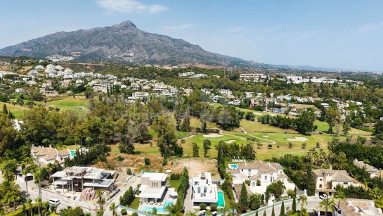 Villa for sale in La Cerquilla, Nueva Andalucia