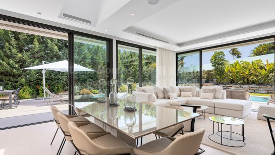 Villa for sale in La Cerquilla, Nueva Andalucia
