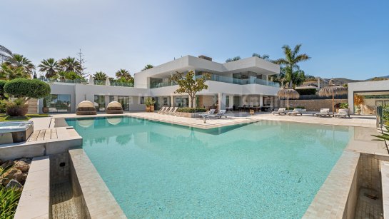Villa for sale in La Cerquilla, Nueva Andalucia