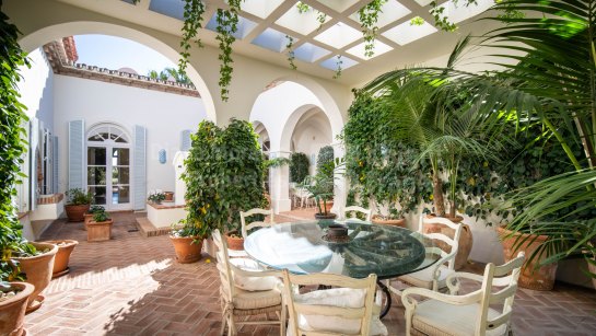 Villa en venta en Altos Reales, Marbella Milla de Oro
