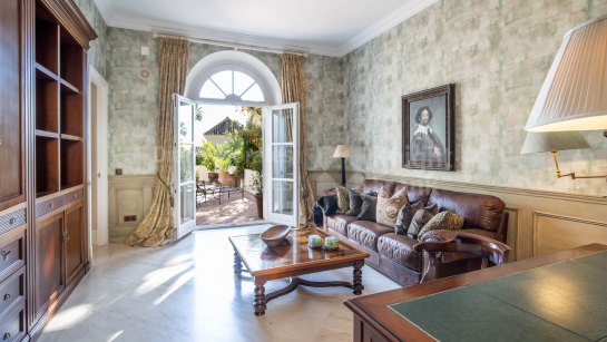 Villa en venta en Altos Reales, Marbella Milla de Oro
