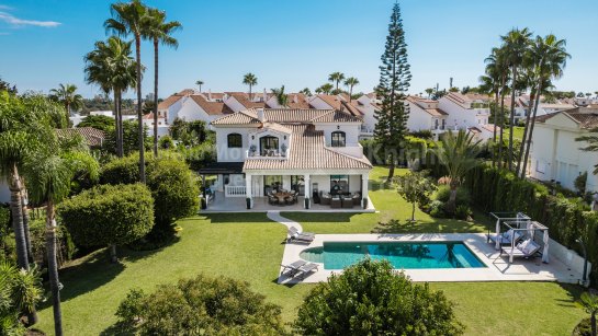 Villa for sale in Monte Biarritz, Estepona East