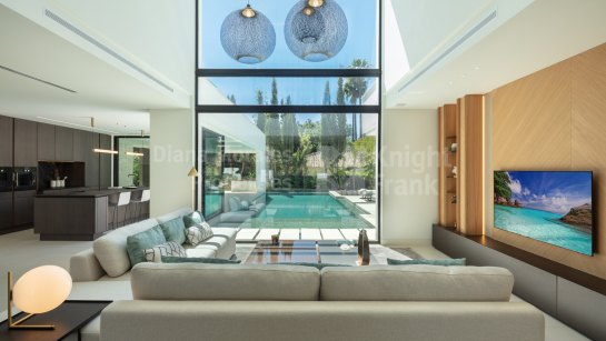 Villa for sale in Aloha, Nueva Andalucia