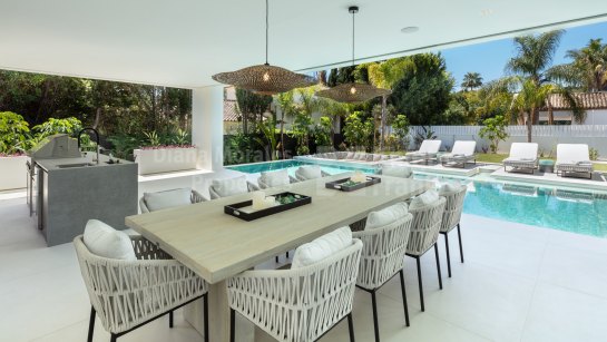 Villa for sale in Aloha, Nueva Andalucia