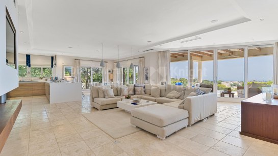 Villa en venta en El Herrojo, Benahavis