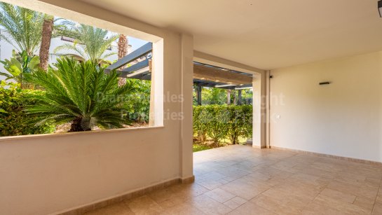 Апартамент на нижнем этаже на продажу в Medina de Banús, Новая Андалусия