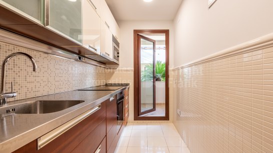 Апартамент на нижнем этаже на продажу в Medina de Banús, Новая Андалусия