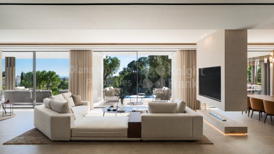 Villa for sale in El Herrojo, Benahavis