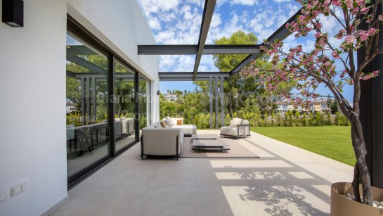 Villa for sale in Fuente del Espanto, Benahavis