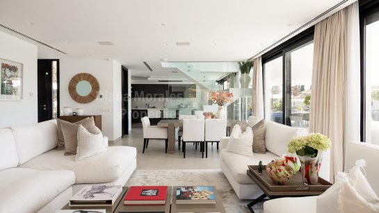 Villa for sale in Las Brisas, Nueva Andalucia
