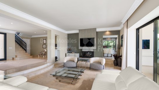 Villa for sale in Las Brisas, Nueva Andalucia