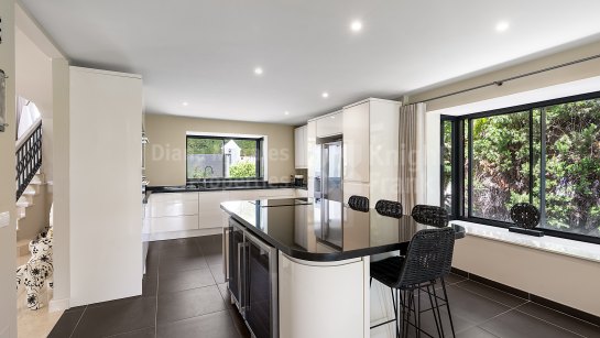 Villa for sale in Las Brisas, Nueva Andalucia