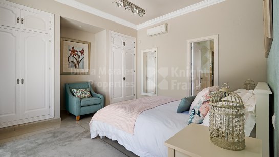 Villa for sale in Las Brisas, Nueva Andalucia