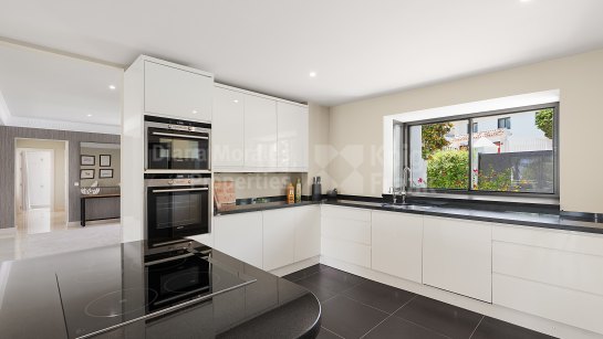 Villa for sale in Las Brisas, Nueva Andalucia