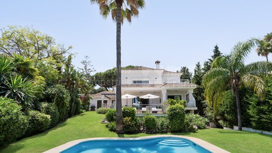 Villa for sale in Las Brisas, Nueva Andalucia