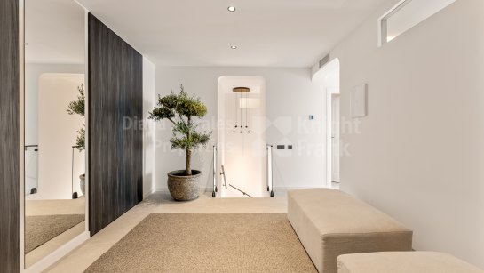 Zweistöckiges Penthouse zum Verkauf in Las Colinas de Marbella, Benahavis