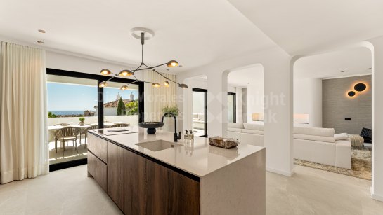 Zweistöckiges Penthouse zum Verkauf in Las Colinas de Marbella, Benahavis