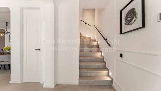 Zweistöckiges Penthouse zum Verkauf in Las Colinas de Marbella, Benahavis