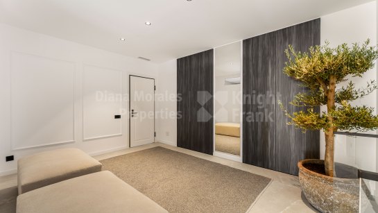 Zweistöckiges Penthouse zum Verkauf in Las Colinas de Marbella, Benahavis