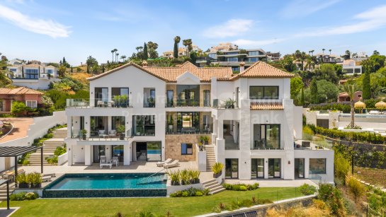 Villa for sale in Los Flamingos, Benahavis