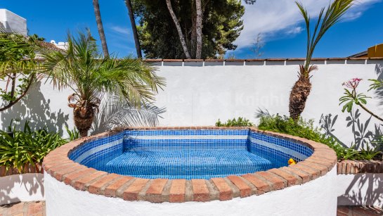 Villa for sale in Bel Air, Estepona East