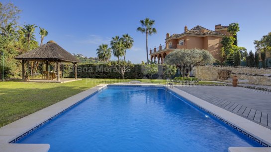 Villa zum Verkauf in Los Arqueros, Benahavis