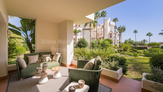 Ground Floor Apartment for sale in Bahía del Velerín, Estepona East