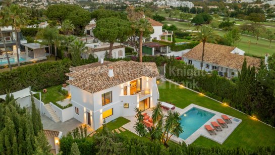 Villa for sale in Las Brisas, Nueva Andalucia