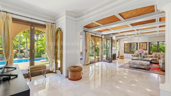 Villa for sale in Altos del Rodeo, Nueva Andalucia