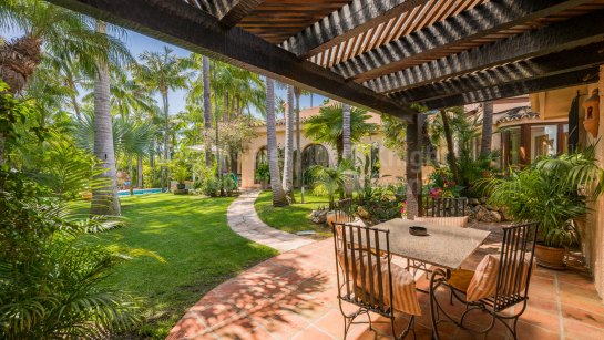 Villa for sale in Altos del Rodeo, Nueva Andalucia