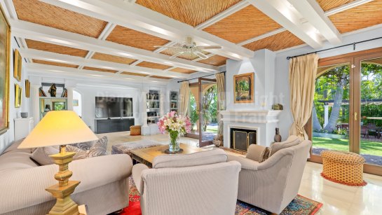 Villa for sale in Altos del Rodeo, Nueva Andalucia