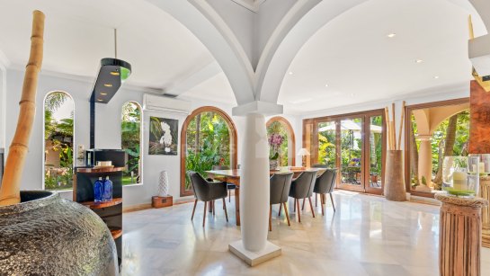 Villa for sale in Altos del Rodeo, Nueva Andalucia