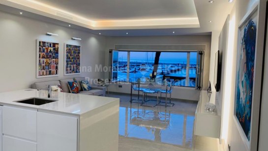 Apartamento en venta en Puerto Banus, Marbella