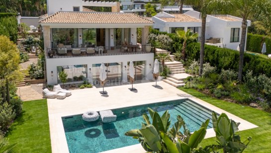 Villa for sale in Las Brisas, Nueva Andalucia
