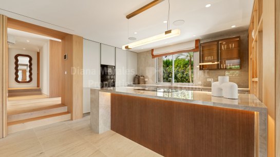 Villa for sale in Las Brisas, Nueva Andalucia