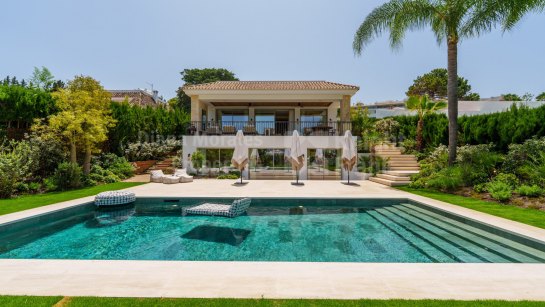 Villa for sale in Las Brisas, Nueva Andalucia
