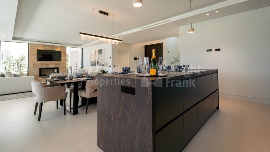 Villa en venta en Los Naranjos, Nueva Andalucia