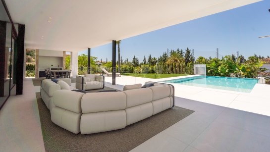 Villa for sale in Los Naranjos, Nueva Andalucia