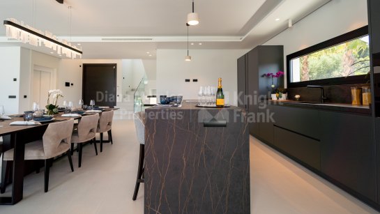 Villa en venta en Los Naranjos, Nueva Andalucia