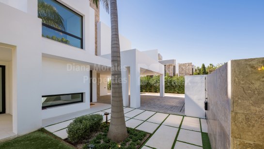 Villa for sale in Los Naranjos, Nueva Andalucia