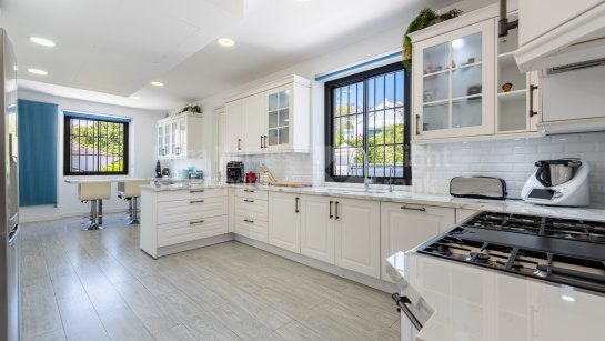 Villa en venta en El Capricho, Marbella Milla de Oro