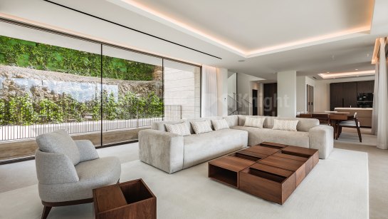 Villa en venta en El Paraiso, Estepona Este