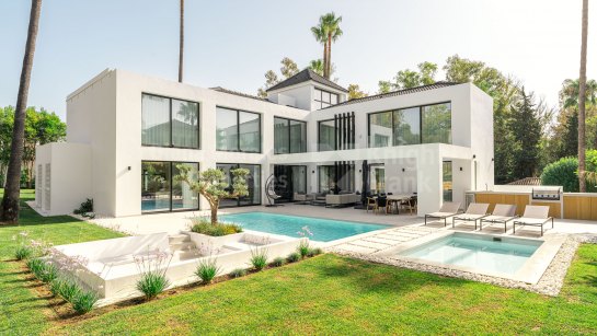 Villa for sale in Lagomar, Nueva Andalucia