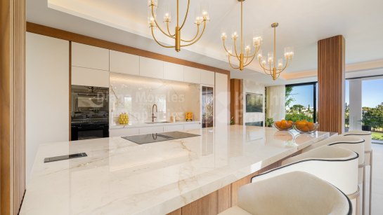 Villa en venta en Los Naranjos Golf, Nueva Andalucia