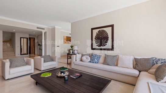 Zweistöckiges Penthouse zum Verkauf in Bahía del Velerín, Estepona Ost